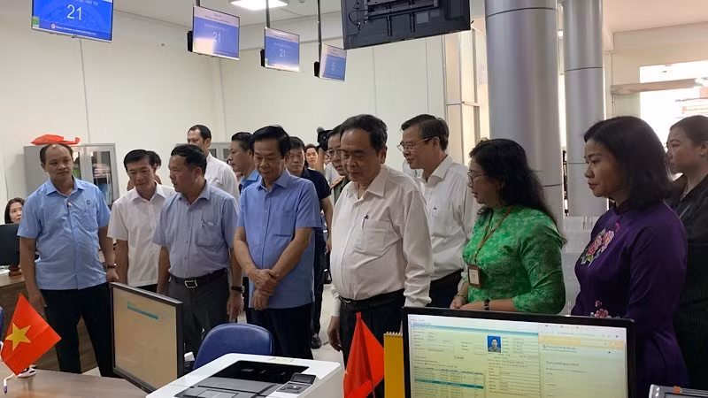 Председатель НС Чан Тхань Ман и руководители города Кантхо проверяют деятельность Центра по предоставлению административных услуг города.