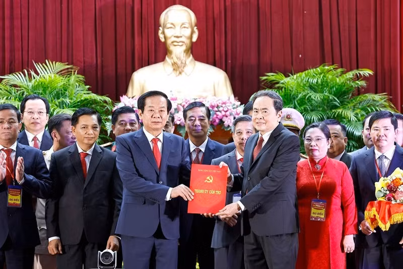 Председатель НС Чан Тхань Ман вручает решение Политбюро о назначении товарища До Тхань Биня, члена ЦК КПВ, Секретаря Парткома города Кантхо, в состав исполкома парторганизации города Кантхо на срок 2020–2025 гг. Фото: ВИА