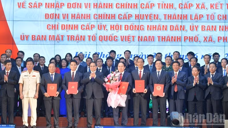 Премьер-министр Фам Минь Тьинь поздравляет новое руководство города Хайфона с получением решений. Фото: Тхань Зянг