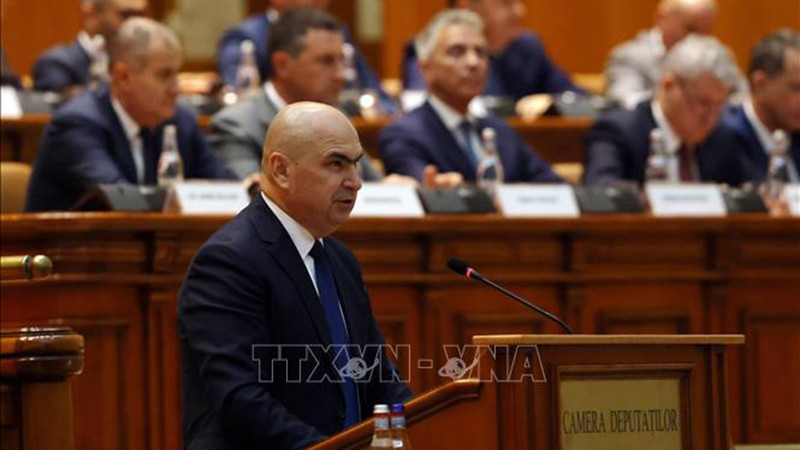 Премьер-министр Румынии Илие Боложан выступает в Парламенте в Бухаресте, 23 июня 2025 года. Фото: Синьхуа/ВИА