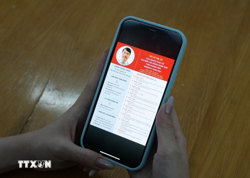 Информация о кандидатах в депутаты Народного совета провинции Кханьхоа на срок 2026–2031 годов размещена на цифровых информационных каналах, что помогает избирателям удобно следить и знакомиться с ней. (Фото: ВИА)