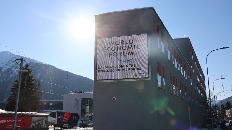 Логотип ВЭФ на центральном вокзале города Давос (Швейцария). (Фото: ВИА)