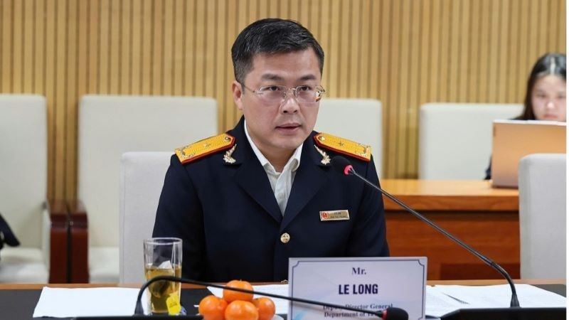 Заместитель начальника Налогового управления Ле Лонг на рабочей встрече.