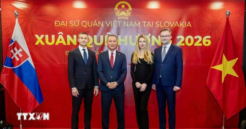 Посол Фам Чыонг Зянг фотографируется на память с двумя почетными консулами на мероприятии. (Фото: ВИА)