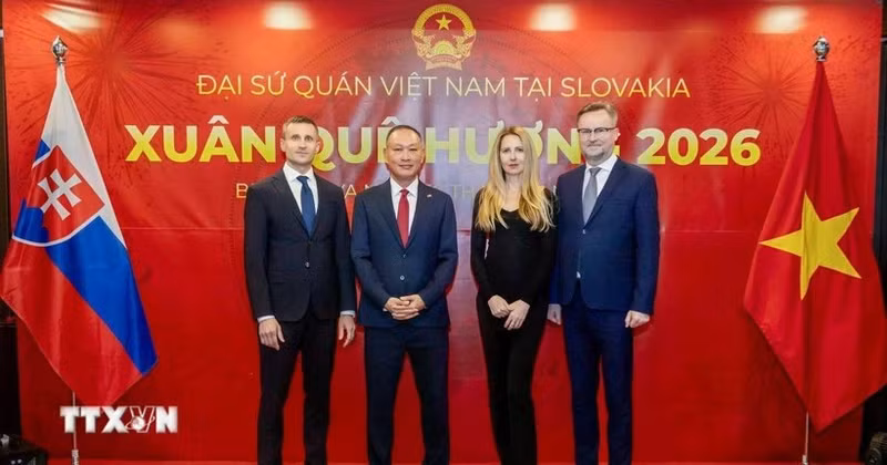 Посол Фам Чыонг Зянг фотографируется на память с двумя почетными консулами на мероприятии. (Фото: ВИА)