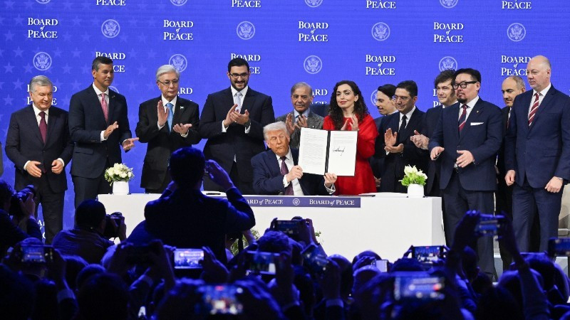 Президент США Дональд Трамп выступает на церемонии подписания Хартии Совета мира по прекращению конфликта в секторе Газа, Давос, Швейцария, 22 января 2026 года. (Фото: Anadolu Agency / ВИА)