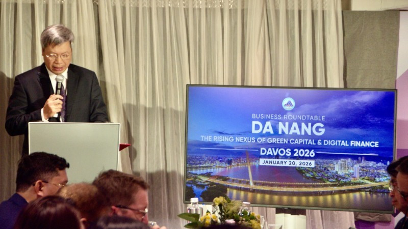 Заместитель председателя Народного комитета Дананга Хо Куанг Быу выступает на конференции.