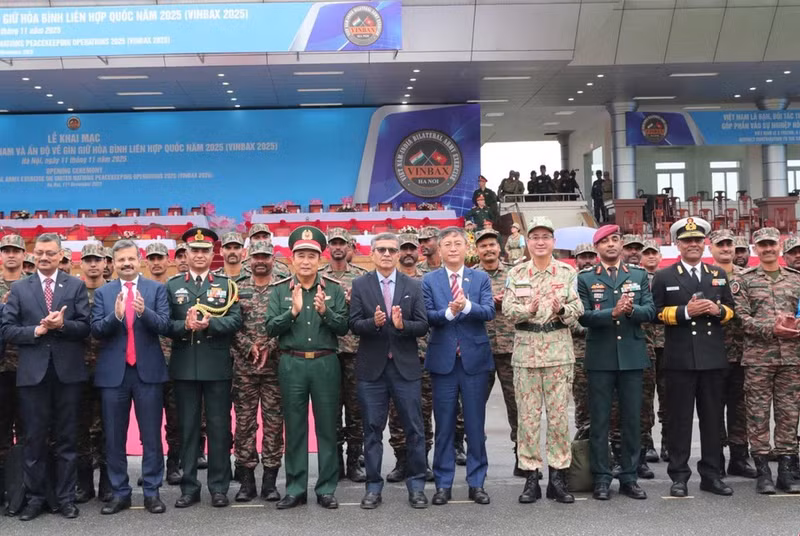 Генерал-полковник Фунг Ши Тан, заместитель начальника Генерального штаба Вьетнамской народной армии, и господин Раджеш Кумар Сингх, секретарь по вопросам обороны Индии, вместе с представителями органов и подразделений участвуют в церемонии открытия. (Фото: ВИА)