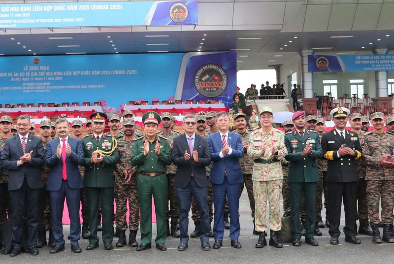 Генерал-полковник Фунг Ши Тан, заместитель начальника Генерального штаба Вьетнамской народной армии, и господин Раджеш Кумар Сингх, секретарь по вопросам обороны Индии, вместе с представителями органов и подразделений участвуют в церемонии открытия. (Фото: ВИА)