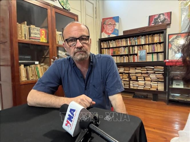 Марсело Родригес, заведующий Отделом международных связей ЦК Коммунистической партии Аргентины, даёт интервью корреспонденту ВИА в Буэнос-Айресе. (Фото: ВИА)