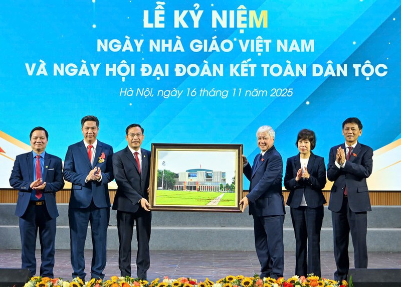 Товарищ До Ван Тьиен вручает Академии памятную фотографию здания Национального собрания. (Фото: Тхюи Нгуен)