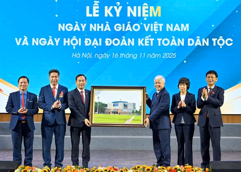 Товарищ До Ван Тьиен вручает Академии памятную фотографию здания Национального собрания. (Фото: Тхюи Нгуен)