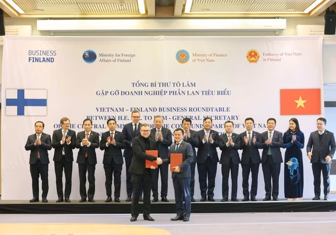 Генсекретарь То Лам присутствовал при церемонии подписания меморандума о взаимопонимании между Военно-промышленной и телекоммуникационной корпорацией Viettel и корпорацией JCEYE (Фото: ВИА)