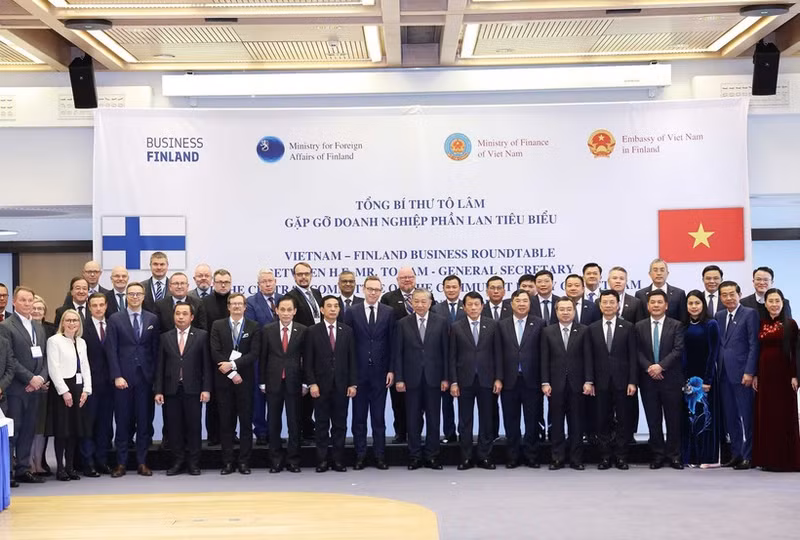 Генсекретарь То Лам встретился с рядом ведущих финских предприятий в столице Хельсинки 21 октября 2025 года (Фото: ВИА)