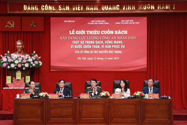 Генерал армии Лыонг Там Куанг сопредседательствовал на церемонии презентации книги.