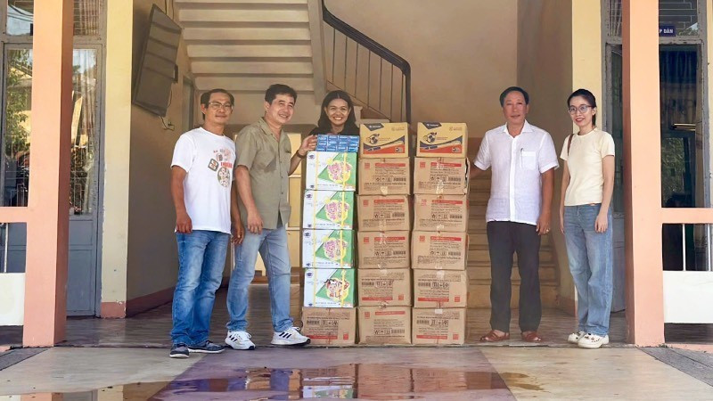 Руководство общины Куангдиен от имени школ, расположенных в зоне затопления, приняло 3 000 тетрадей и 2 000 ручек от корреспондентов газеты «Нянзан» и благотворителей.