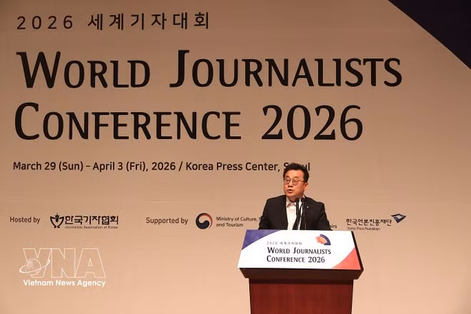 Председатель Ассоциации журналистов Кореи Пак Чон Хён выступает на конференции. (Фото: ВИА)