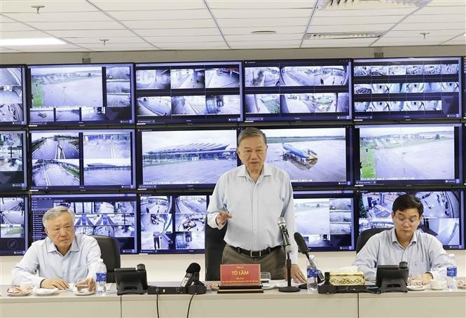 Генсекретарь То Лам выступает на рабочей встрече с руководством города Хюэ (Фото: ВИА)