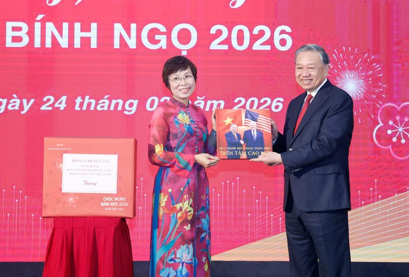 Генеральный директор ВИА Ву Вьет Чанг вручила Генеральному секретарю То Ламу фотоальбом, подготовленный журналистами Фоторедакции. (Фото: ВИА)