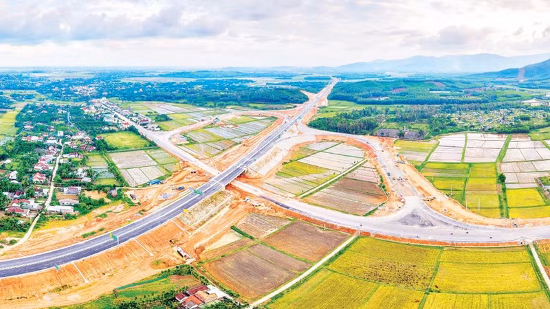 Один из участков проекта скоростной автомагистрали Север – Юг (2-й этап) был введен в техническую эксплуатацию 19 декабря 2025 года, что способствовало формированию непрерывной линии автомагистрали Север – Юг от Каобанга до Камау.