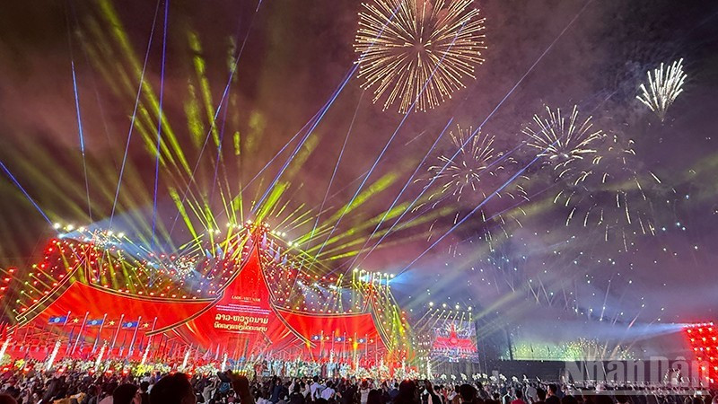 Фейерверк в рамках программы вызвал у зрителей бурю эмоций и восторг. (Фото: Чинь Зунг)