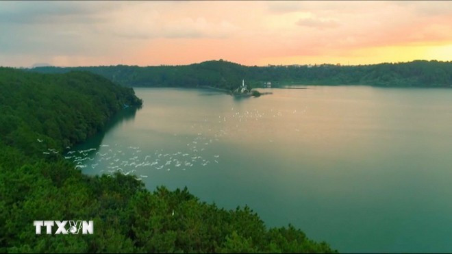 Озеро Т’Нынг, также известное как Бьенхо, называют «глазами Плейку»; это одна из самых известных туристических достопримечательностей провинции Жалай. (Фото: ВИА)