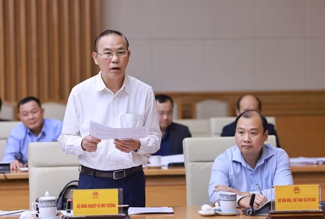 Заместитель министра сельского хозяйства и охраны окружающей среды Фунг Дык Тиен докладывает о результатах работы по предотвращению и борьбе с ННН-промыслом. (Фото: ВИА)