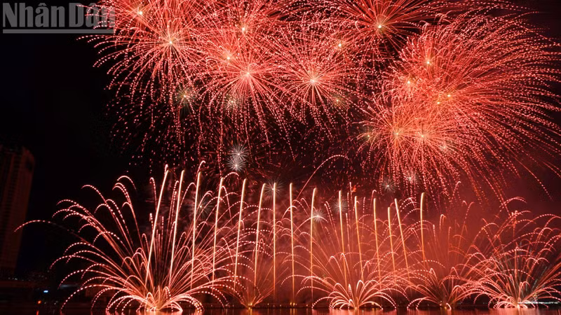 Выступление китайской команды превратило небо в настоящие «небесные чертоги».