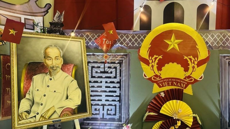 Фотография Президента Хо Ши Мина была торжественно размещена в пространстве «Вьетнам — страна и люди». Фото: Посольство Вьетнама в Венесуэле