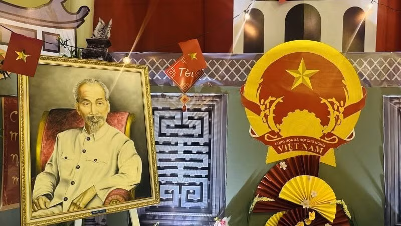 Фотография Президента Хо Ши Мина была торжественно размещена в пространстве «Вьетнам — страна и люди». Фото: Посольство Вьетнама в Венесуэле