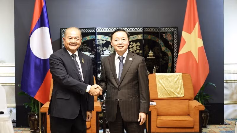Вице-премьер Чан Хонг Ха и Вице-премьер Лаоса Кикео Кхайкхамфитхун.