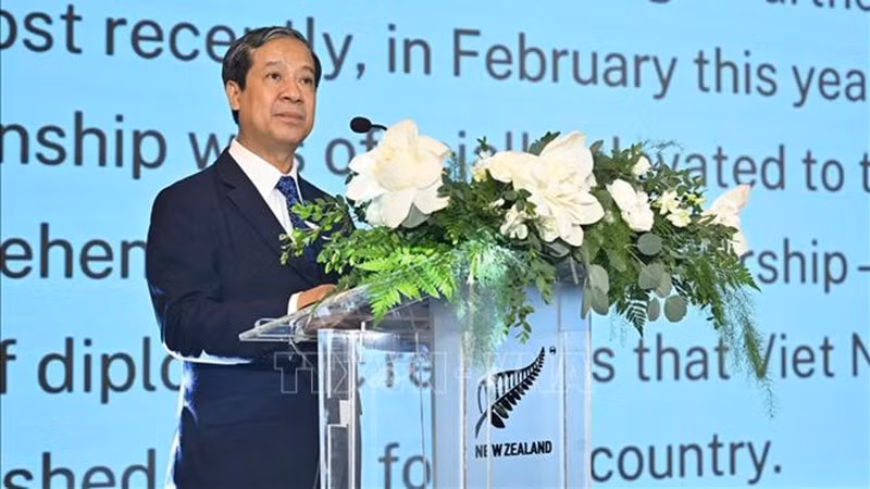 Министр образования и подготовки кадров Нгуен Ким Шон выступает на церемонии. Фото: ВИА