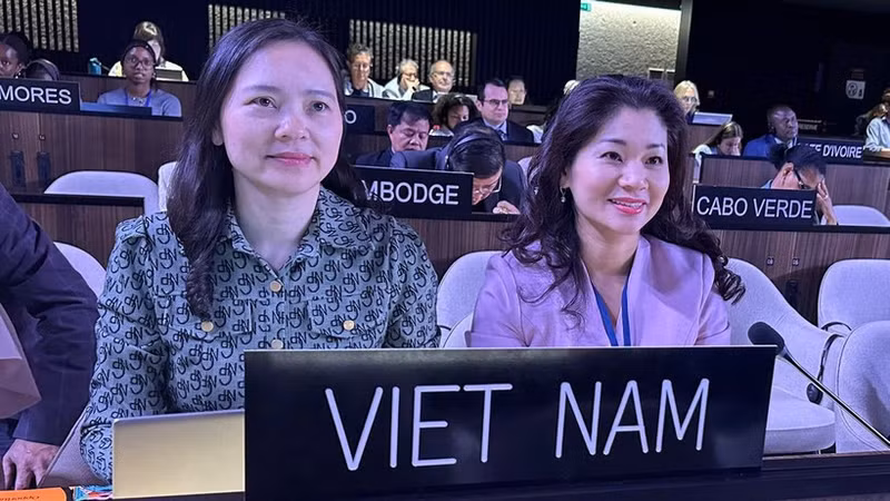 Вьетнамские делегаты на 10-й сессии Генеральной Ассамблеи Конвенции ЮНЕСКО 2005 года.