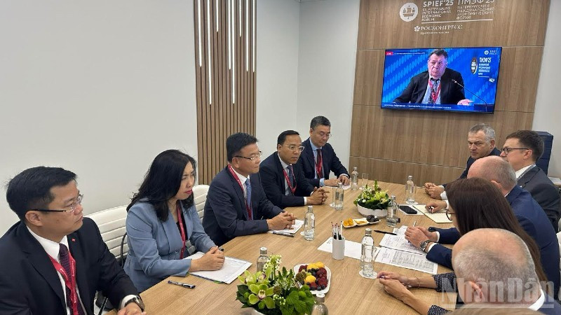 Вице-премьер Ле Тхань Лонг принимает руководителей ПАО «Газпром». Фото: Тхюи Ван