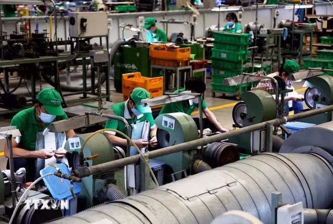 Работники трудятся в промышленной зоне Тан-фу-чунг, Кучи, город Хошимин. (Фото: ВИА)