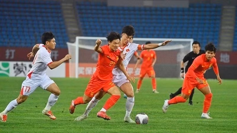 Сборная U22 Вьетнама (в белой форме) проявила стойкость и одержала победу над хозяевами турнира.