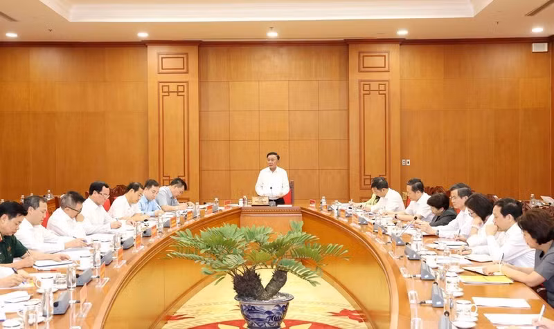 Совещание под председательством члена Политбюро, постоянного члена Секретариата Центрального комитета партии Чан Кам Ту с участием представителей партийных комитетов, центральных ведомств и общественных организаций, состоявшееся 16 октября. (Фото: ВИА)