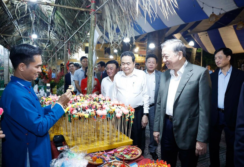 Генеральный секретарь ЦК КПВ То Лам, Председатель Национального собрания Чан Тхань Манн, Постоянный член Секретариата ЦК КПВ Чан Кам Ту и делегаты посещают павильоны OCOP. (Фото: ВИА)