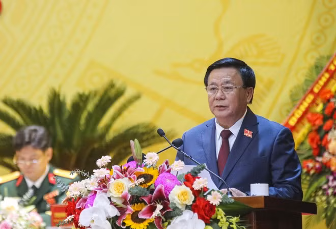 Член Политбюро, директор Национальной политической академии имени Хо Ши Мина, председатель Центрального теоретического совета Нгуен Суан Тханг выступает с руководящим словом на съезде. (Фото: ВИА)