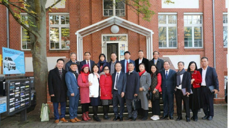 Делегация фотографируется с делегатами в торговом центре Донгсуан в Берлине. (Фото: Посольство Вьетнама в Германии)