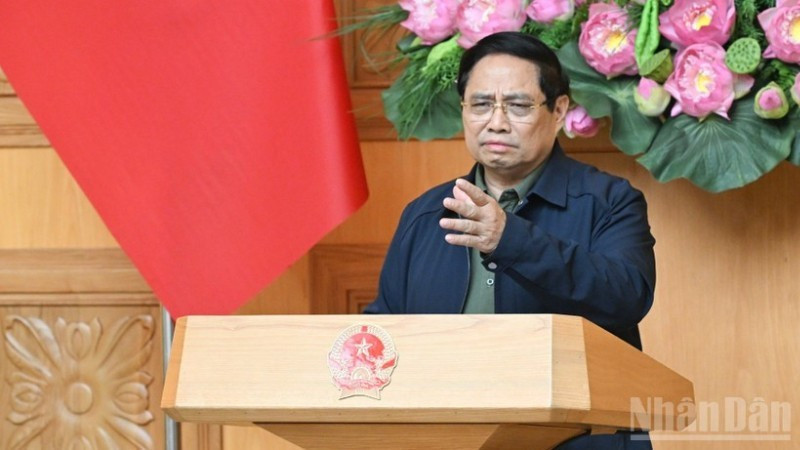 Премьер-министр Фам Минь Тьинь выступает на экстренном совещании по решению последствий исторического наводнения в центральной части Вьетнама. (Фото: Чан Хай)