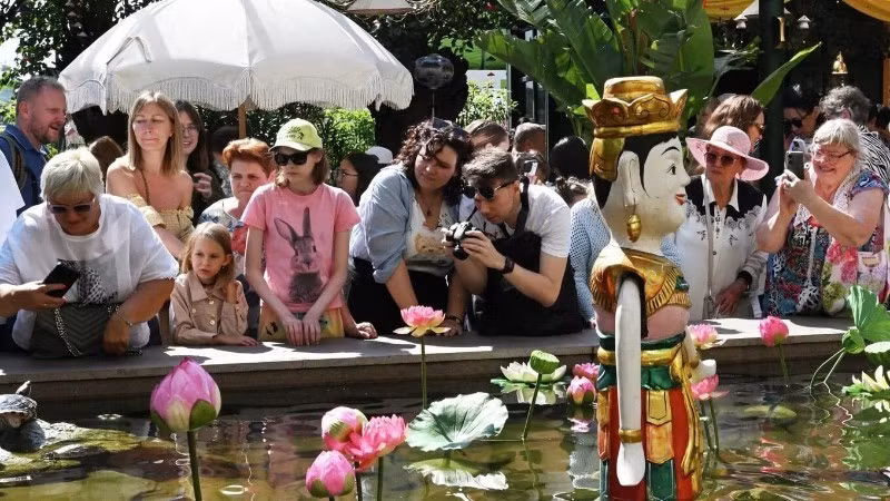 Жители России знакомятся с вьетнамской культурой на Фестивале культуры Вьетнама на Манежной площади. (Фото: РИА)