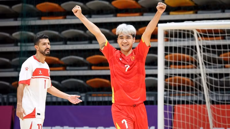 Сборная Вьетнама по футзалу одержала три победы в групповом этапе и вышла в финальную часть чемпионата Азии 2026 года. (Фото: Федерация футбола Вьетнама)