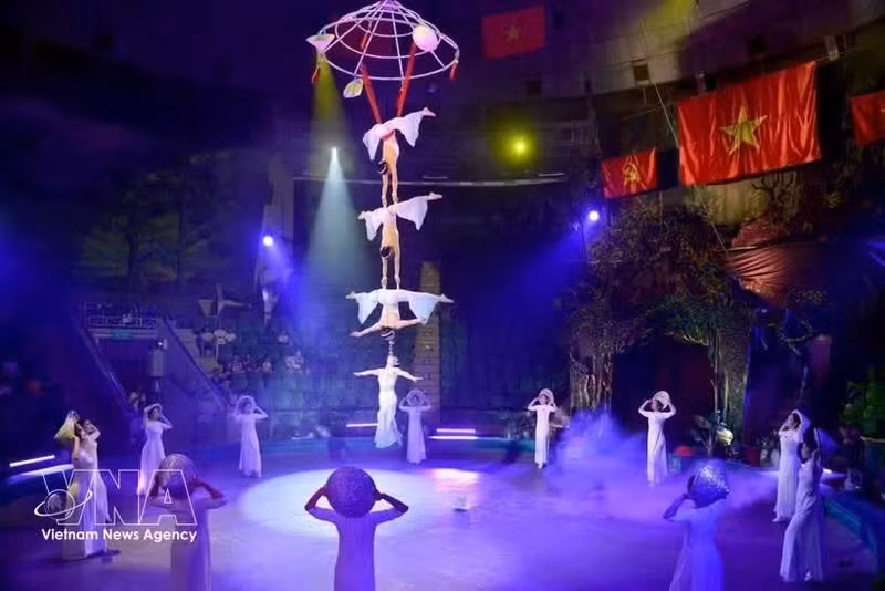 Номер «Đu nón» (Качели с конической шляпой) завоевал премию «Бронзовый слон». (Фото: ВИА)