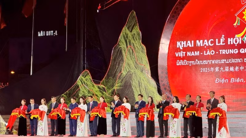 Руководители провинции Дьенбьен и главы делегаций перерезают ленту на церемонии открытия фестиваля.