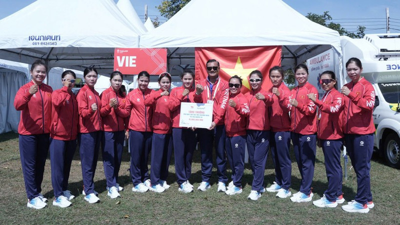 Вьетнамские гребцы завоевали золотую медаль в гонке на лодках-десятках среди женщин на дистанции 500 м.