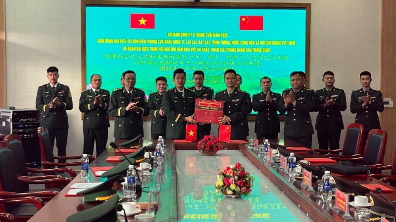 Руководитель делегации трех пограничных застав провинции Лаокай вручает подарок главе делегации Станции встреч и переговоров Хэкоу.