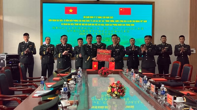 Руководитель делегации трех пограничных застав провинции Лаокай вручает подарок главе делегации Станции встреч и переговоров Хэкоу.