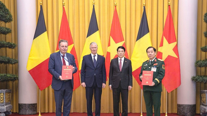 Генерал-лейтенант Нгуен Хыу Тьинь (крайний справа) и Министр, Глава Брюссельского столичного региона Бельгии (крайний слева) в присутствии Короля Бельгии Филиппа и Президента Вьетнама Лыонг Кыонга обменялись Соглашением о принципах поддержки жертв «Агента Оранж»/диоксина во Вьетнаме.