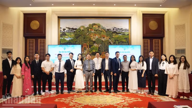 Члены Исполнительного комитета Ассоциации вьетнамских студентов в Пекине (2025–2027 гг.) фотографируются с представителями Посольства.